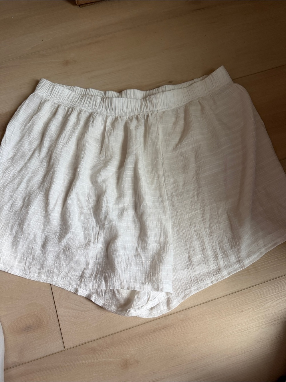 Lightweight White Women’s Linen-Texture Skort with Elastic Waist